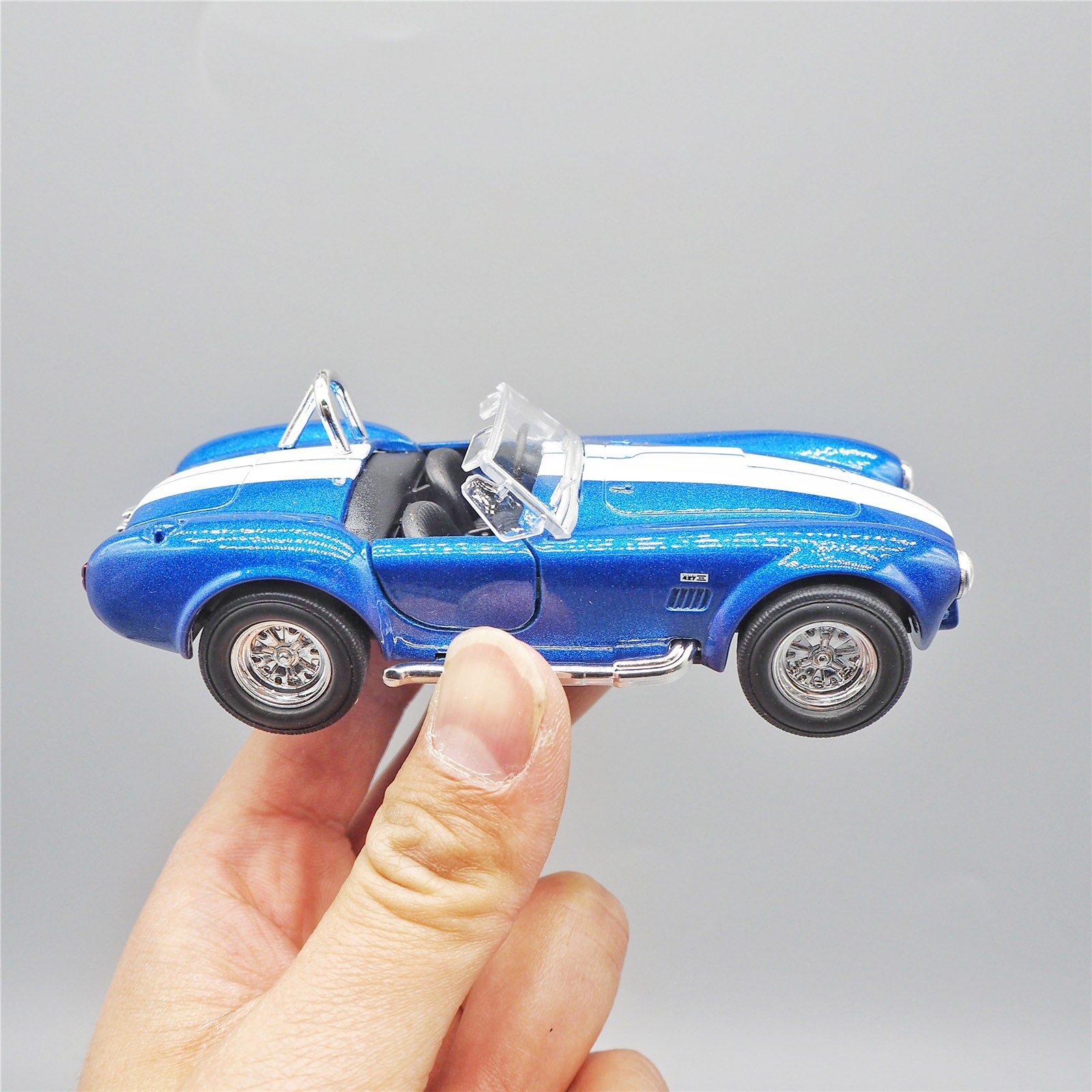Diecast 11.5cm Alloy Car Model Shelby Cobra 1965 Vintage Car Sports Car Vehicle Toy Ornaments Collectibles Boxed With Pull Back