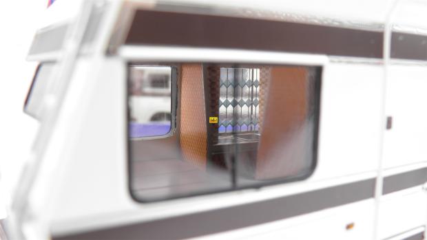 Diecast Alloy 1:43 Scale Former Soviet Union Barkas B1000 1973 Touring Car Simulation Alloy Car Model Collection Home Decoration