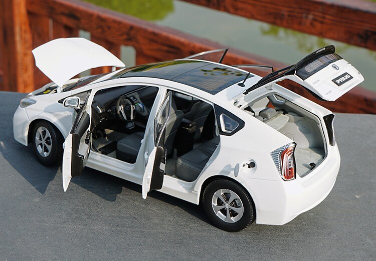 1:18 Scale Toyota Prius Police Car Hybrid Car Simulation Alloy Family Car Toy Die-cast Model Adult Collection Gift Souvenir