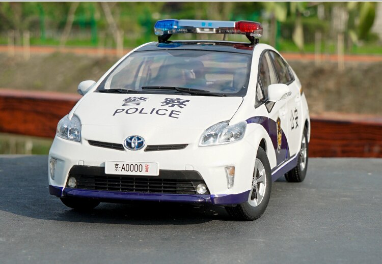 1:18 Scale Toyota Prius Police Car Hybrid Car Simulation Alloy Family Car Toy Die-cast Model Adult Collection Gift Souvenir