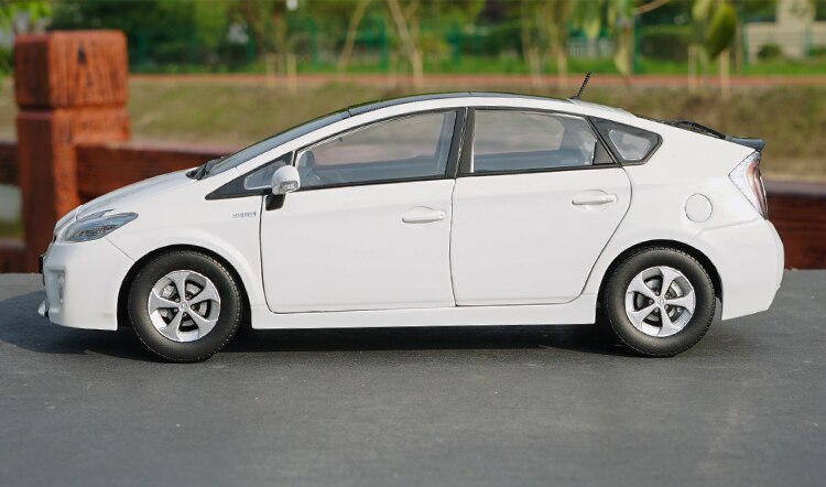 1:18 Scale Toyota Prius Police Car Hybrid Car Simulation Alloy Family Car Toy Die-cast Model Adult Collection Gift Souvenir