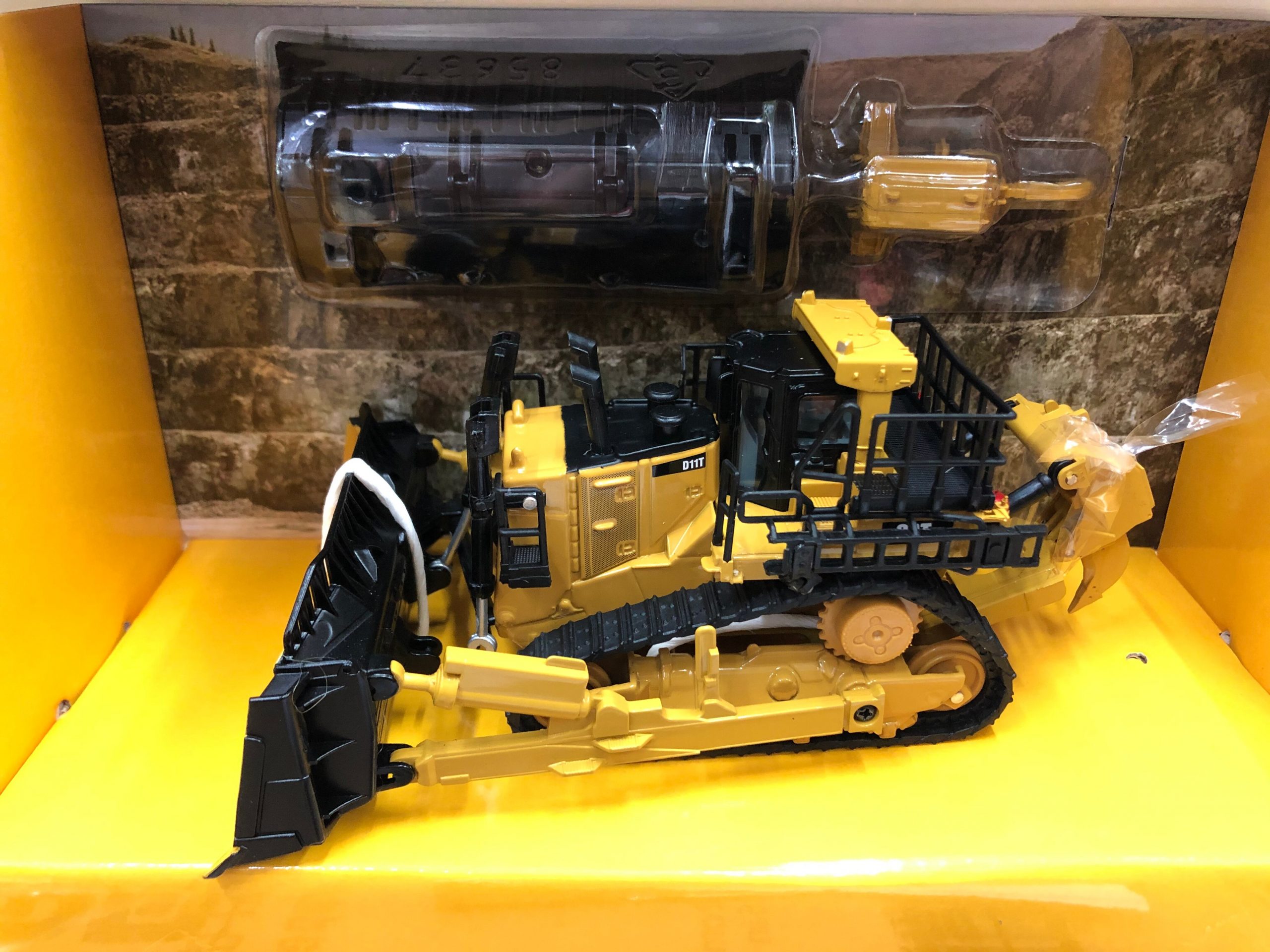 DM CAT D11 1/64 Scale Simulation Alloy Bulldozer Engineering Truck Model Two Sets Of Accessories Boy Toy Gift Die-cast Car Model DM CAT D11 1/64 Scale Simulation Alloy Bulldozer Engineering Truck Model Two Sets Of Accessories Boy Toy Gift Die-cast Car Model