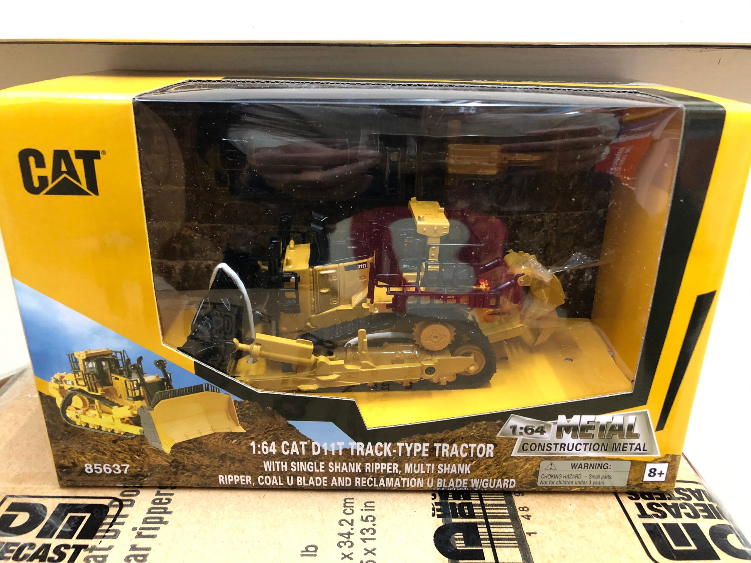 DM CAT D11 1/64 Scale Simulation Alloy Bulldozer Engineering Truck Model Two Sets Of Accessories Boy Toy Gift Die-cast Car Model DM CAT D11 1/64 Scale Simulation Alloy Bulldozer Engineering Truck Model Two Sets Of Accessories Boy Toy Gift Die-cast Car Model
