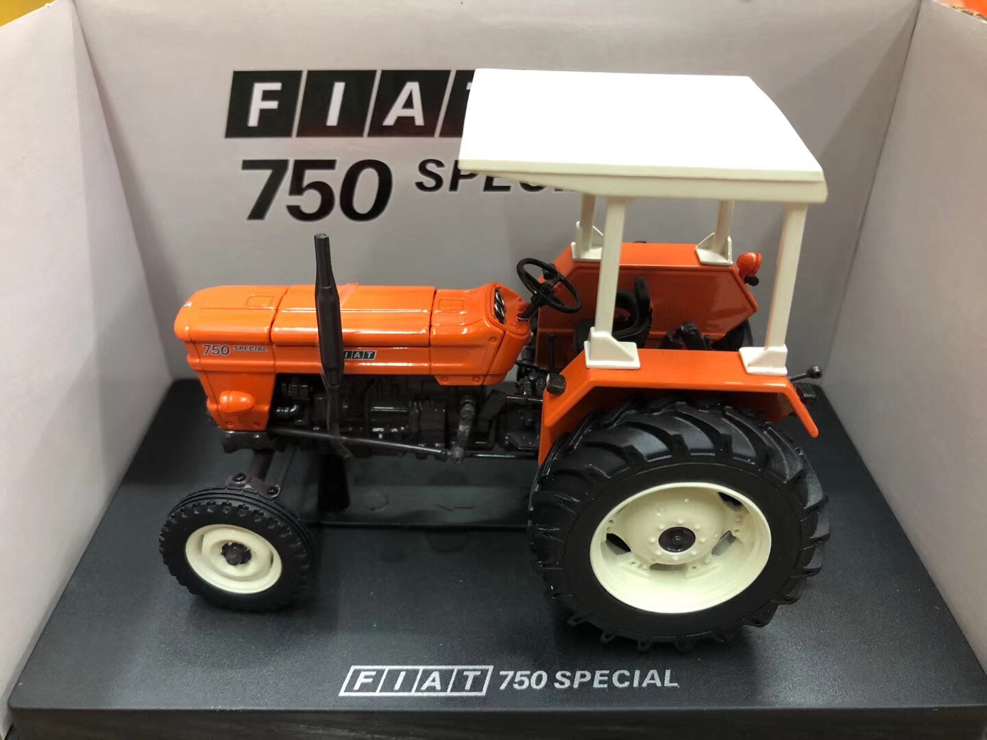 UH 1:32 Scale Fiat 750 Special Operation Tractor Alloy Simulation Agricultural Vehicle Toy Die-cast Model Adult & Child Gift Toy UH 1:32 Scale Fiat 750 Special Operation Tractor Alloy Simulation Agricultural Vehicle Toy Die-cast Model Adult & Child Gift Toy