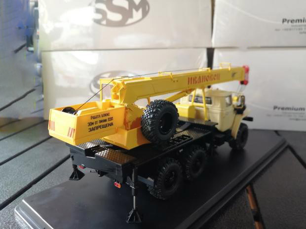 Die-casting Alloy 1:43 Scale Former Soviet Union Ural KS3574 Crane Simulation Alloy Collection Car Model Home Bar Decoration Hot