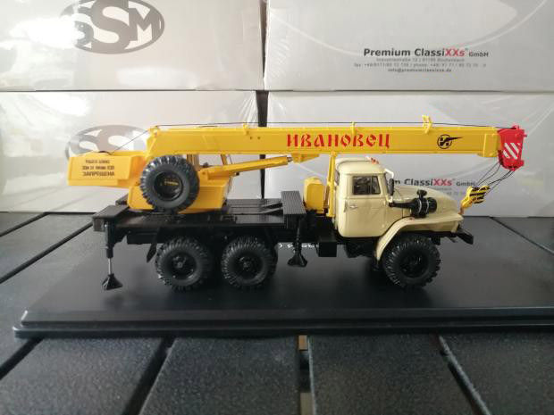 Die-casting Alloy 1:43 Scale Former Soviet Union Ural KS3574 Crane Simulation Alloy Collection Car Model Home Bar Decoration Hot