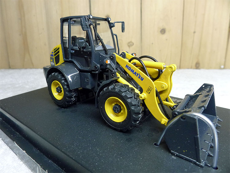 Komatsu WA100M-8 1:50 Scale Wheel Loader Forklift Alloy Engineering Truck Transporter Model UH Bar Decoration Gifts Collection