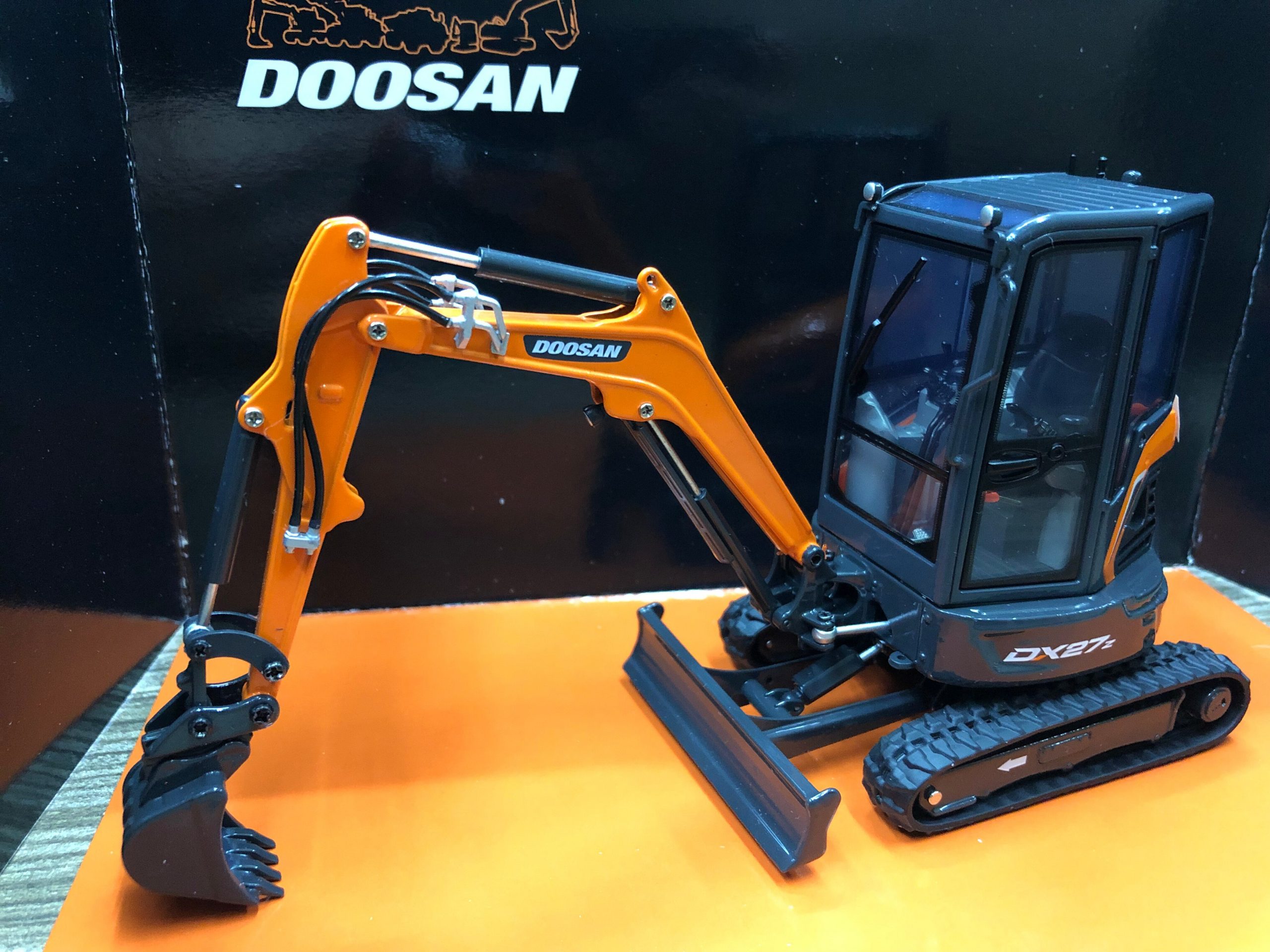 Alloy Engineering Vehicle Model Doosan Dx27z 1:25 Scale Doosan Crawler-mounted Simulation Alloy Excavator Hook Model Toy Vehicle Alloy Engineering Vehicle Model Doosan Dx27z 1:25 Scale Doosan Crawler-mounted Simulation Alloy Excavator Hook Model Toy Vehicle