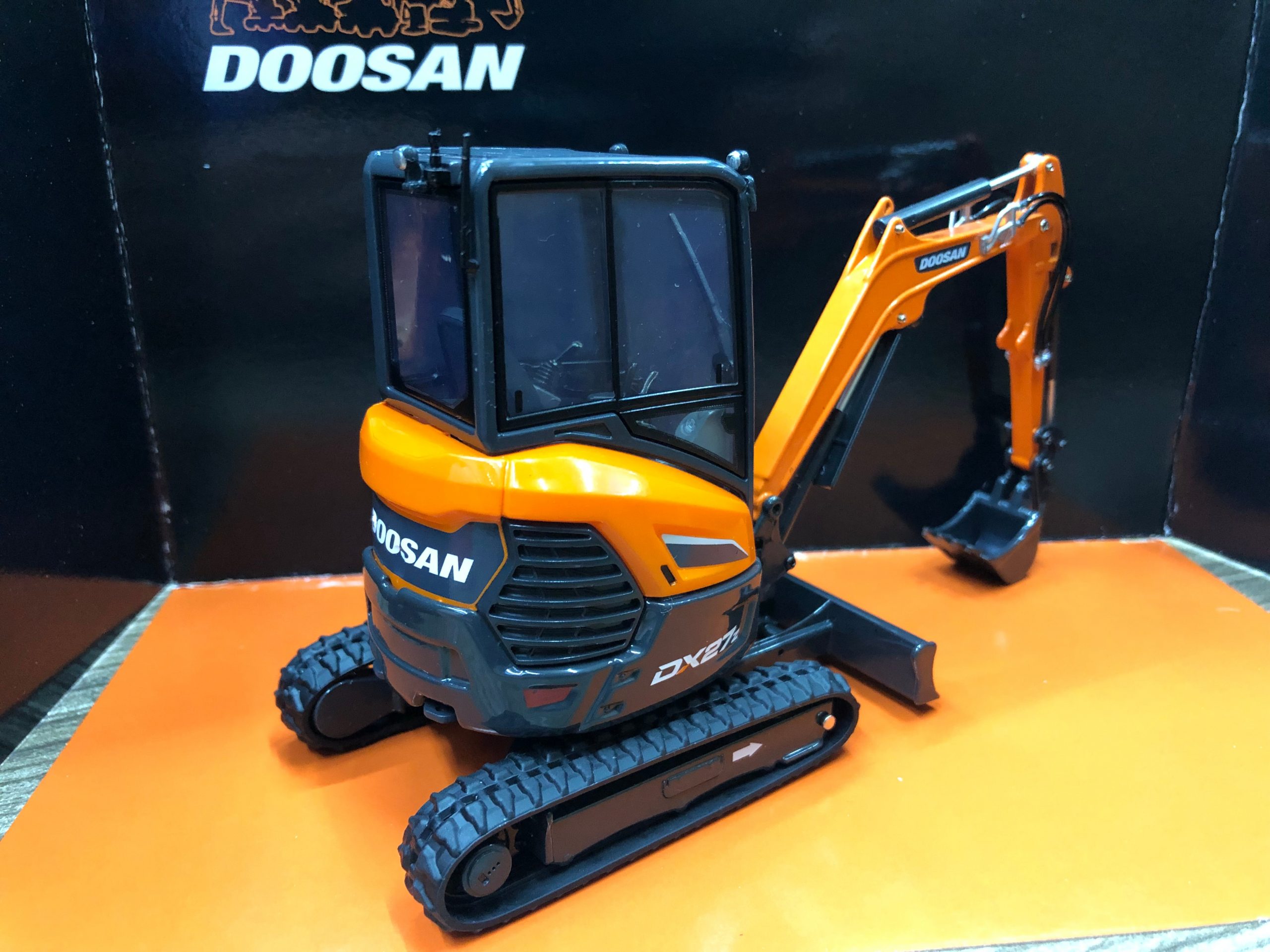 Alloy Engineering Vehicle Model Doosan Dx27z 1:25 Scale Doosan Crawler-mounted Simulation Alloy Excavator Hook Model Toy Vehicle Alloy Engineering Vehicle Model Doosan Dx27z 1:25 Scale Doosan Crawler-mounted Simulation Alloy Excavator Hook Model Toy Vehicle