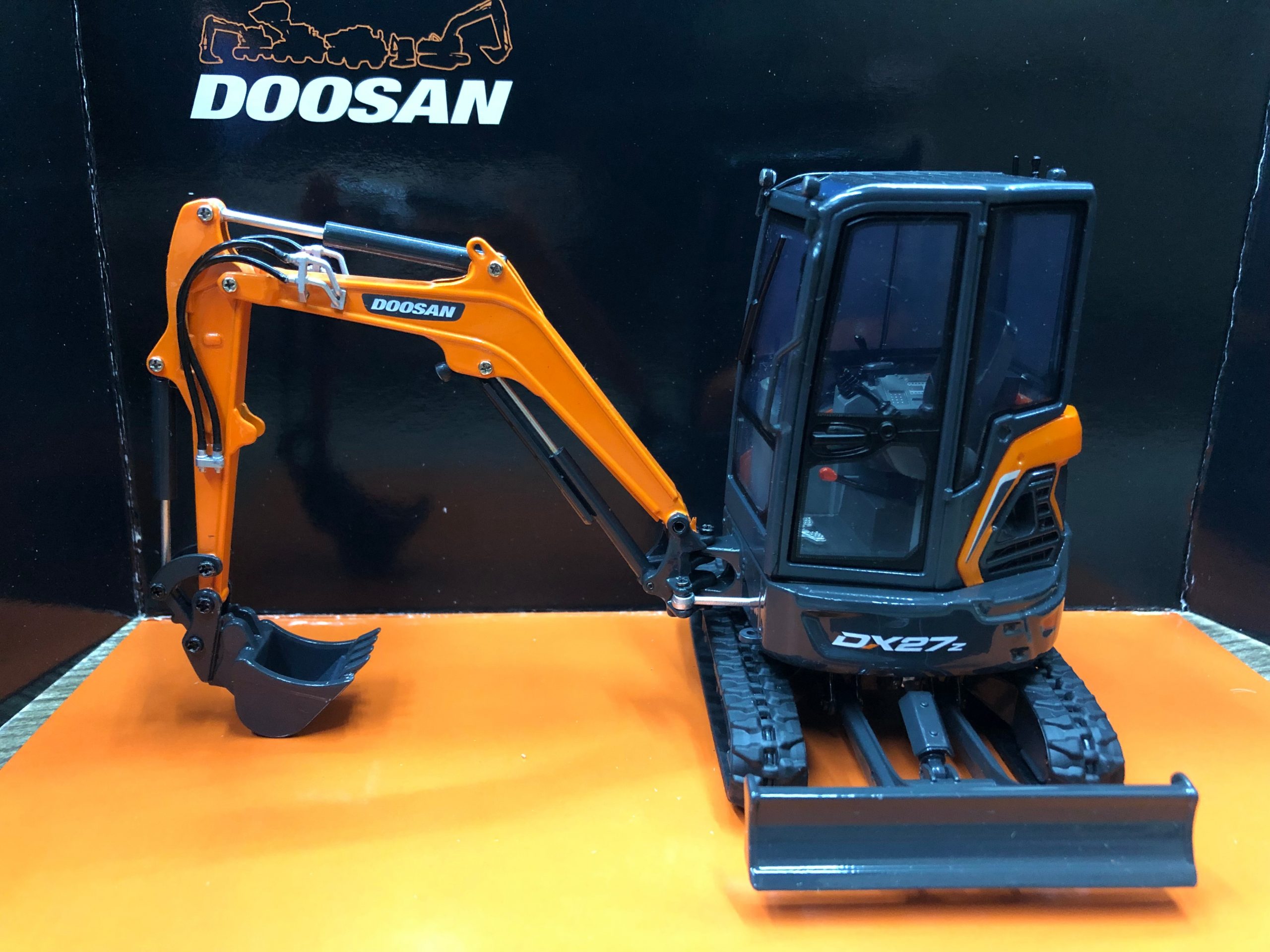 Alloy Engineering Vehicle Model Doosan Dx27z 1:25 Scale Doosan Crawler-mounted Simulation Alloy Excavator Hook Model Toy Vehicle Alloy Engineering Vehicle Model Doosan Dx27z 1:25 Scale Doosan Crawler-mounted Simulation Alloy Excavator Hook Model Toy Vehicle