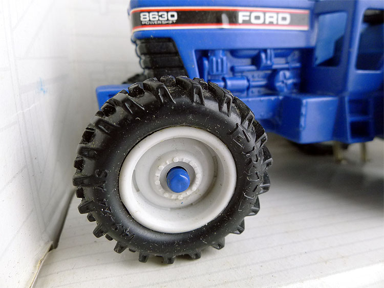 Holland 8630 1/32 Scale Alloy Simulation Tractor Agricultural Vehicle Construction Truck Model ERTL Gift Collection Decoration