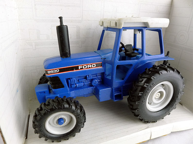 Holland 8630 1/32 Scale Alloy Simulation Tractor Agricultural Vehicle Construction Truck Model ERTL Gift Collection Decoration