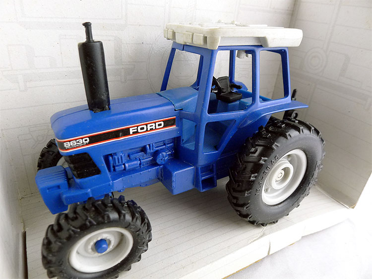 Holland 8630 1/32 Scale Alloy Simulation Tractor Agricultural Vehicle Construction Truck Model ERTL Gift Collection Decoration