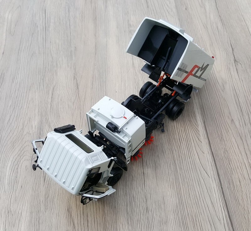 Dongfeng Fulongma Washer Sweeper 1:35 Scale Simulation Environment Sweeper Alloy Car Toy Artwork Die-cast Model Collection Gift Dongfeng Fulongma Washer Sweeper 1:35 Scale Simulation Environment Sweeper Alloy Car Toy Artwork Die-cast Model Collection Gift