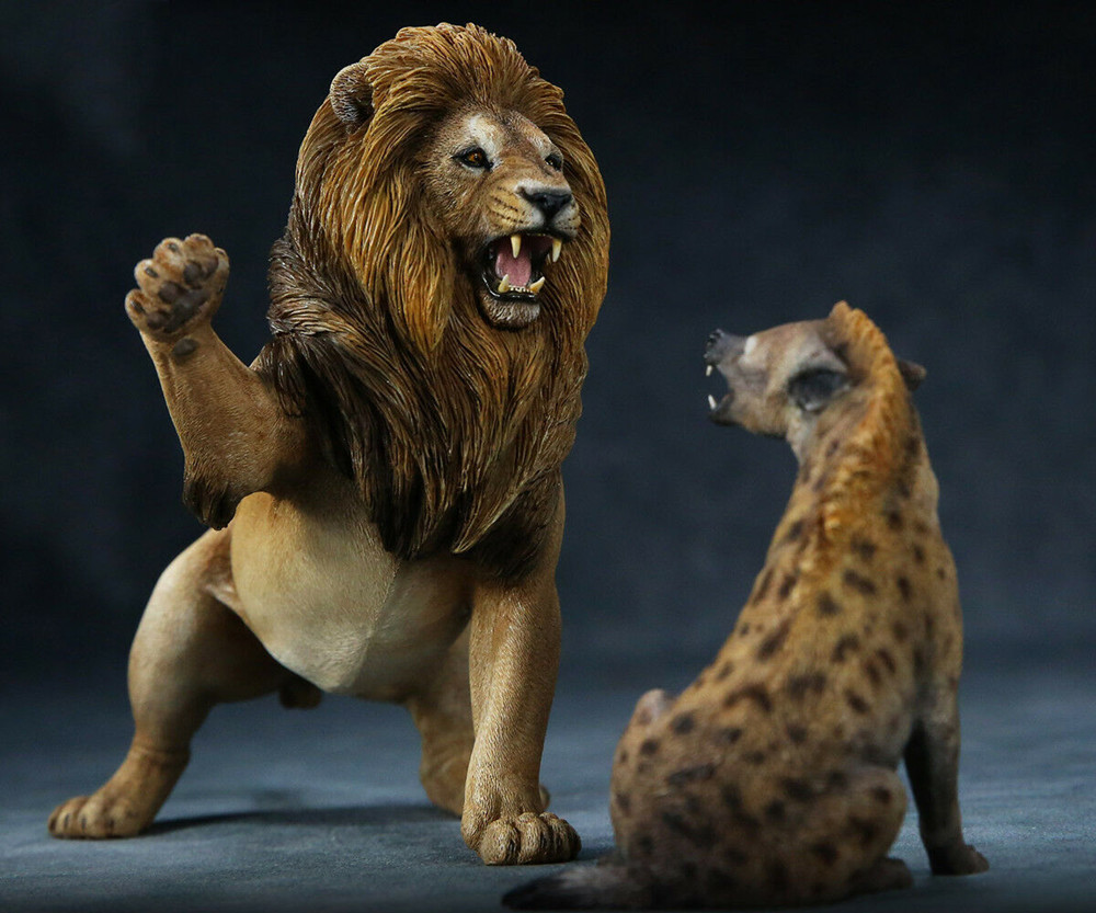 Nanmu Animal Statues 1/12 Model Thundering Rage African lion VS Spotted Hyena Animal Model Decoration Adult Kids Toy Gifts