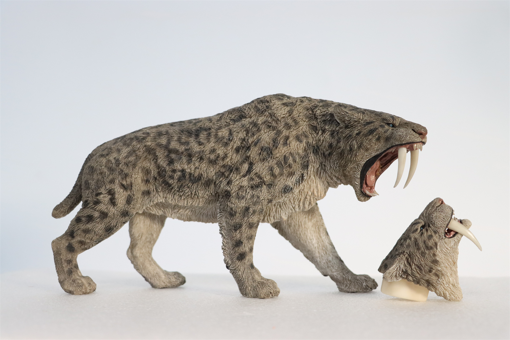 REBOR 1:11 Smilodon Populator Stray Cat Figure Ice Age Ver Plain Ver 2 Head Collector Toy Animal Model Christmas Decorations