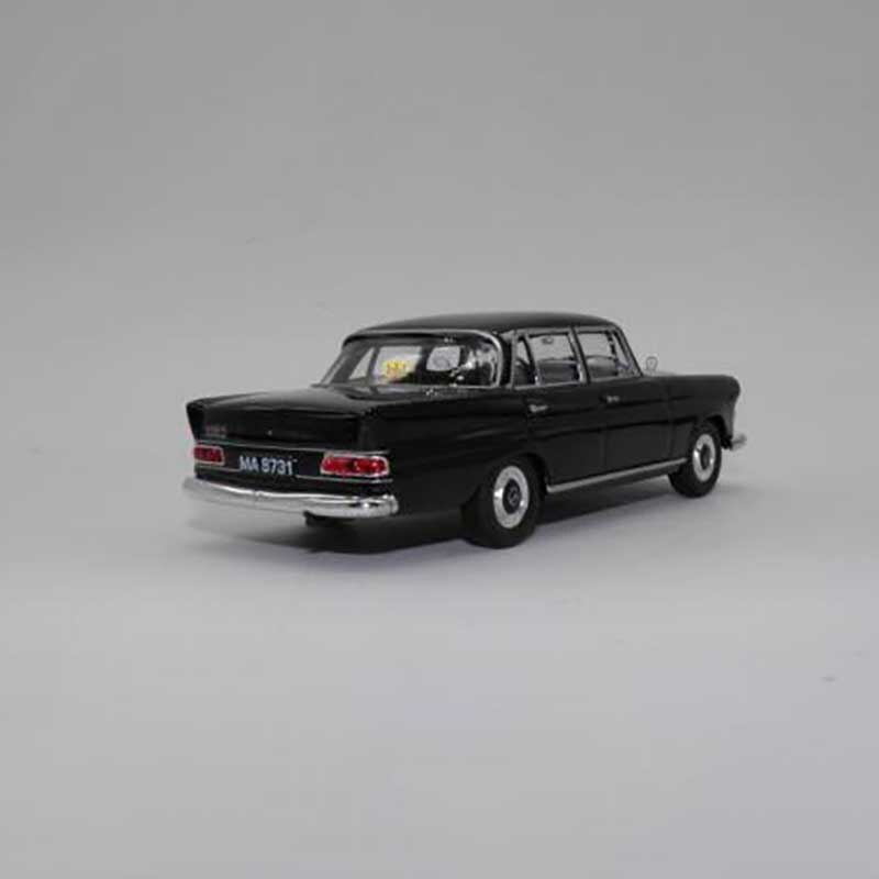 Diecast 1:43 Scale IST W110 220D Alloy metal Simulation Replica Car Model Decoration Adult Collection Display Gifts Souvenir
