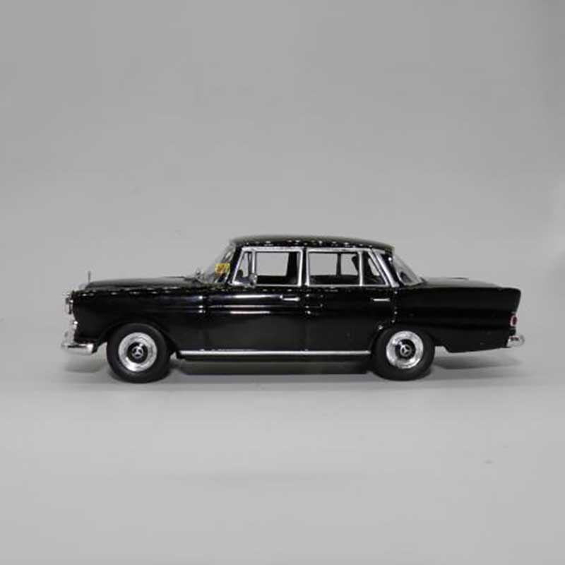 Diecast 1:43 Scale IST W110 220D Alloy metal Simulation Replica Car Model Decoration Adult Collection Display Gifts Souvenir