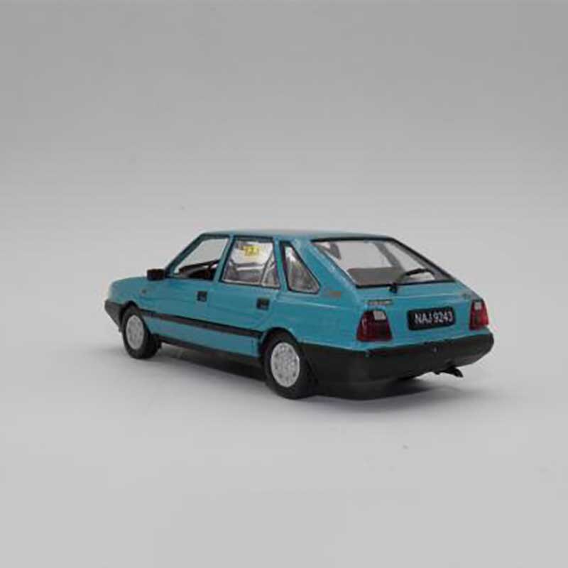 Diecast 1:43 Scale IST Polonez Caro Alloy metal Simulation Replica Car Model Decoration Adult Collection Display Gifts Souvenir