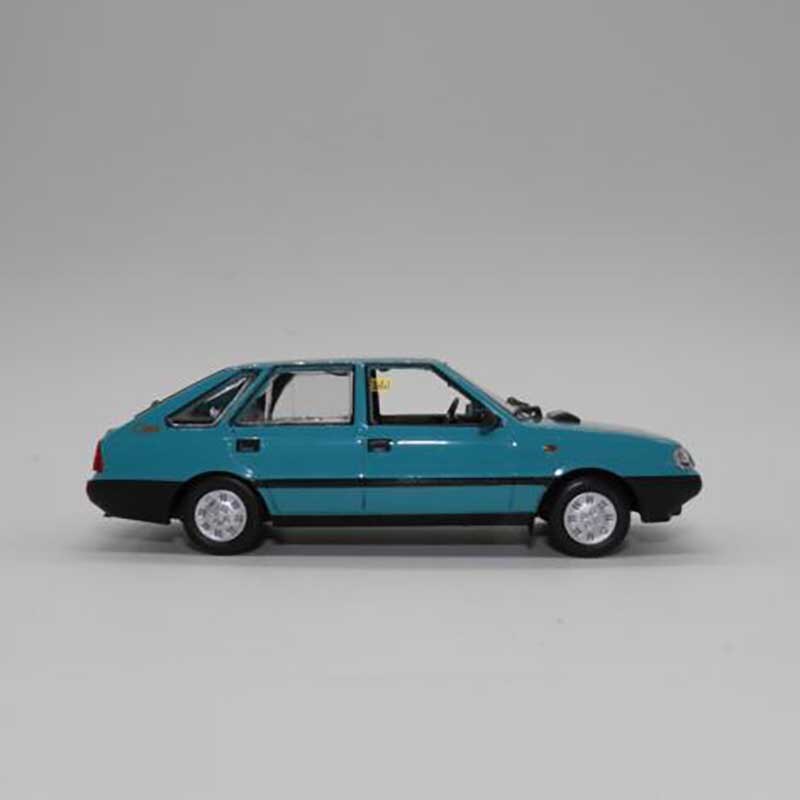 Diecast 1:43 Scale IST Polonez Caro Alloy metal Simulation Replica Car Model Decoration Adult Collection Display Gifts Souvenir