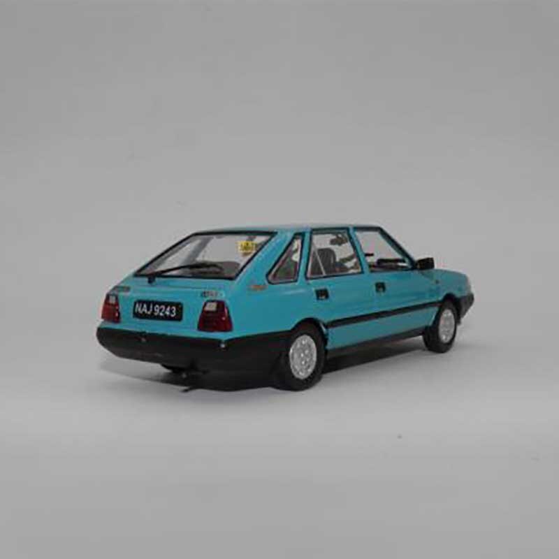 Diecast 1:43 Scale IST Polonez Caro Alloy metal Simulation Replica Car Model Decoration Adult Collection Display Gifts Souvenir