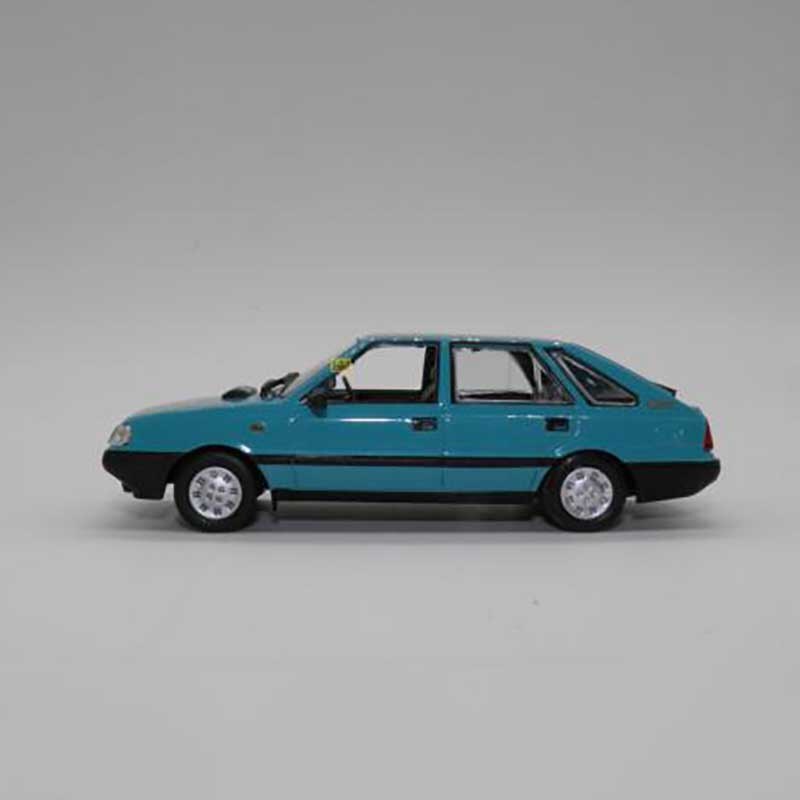 Diecast 1:43 Scale IST Polonez Caro Alloy metal Simulation Replica Car Model Decoration Adult Collection Display Gifts Souvenir