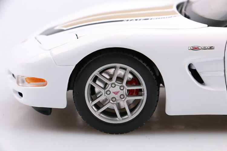 1:18 Diecast Alloy Corvette Z06 Police Sports Car Model Simulation Retro Collection Metal Vehicle Toy Traffic Artwork for Fans