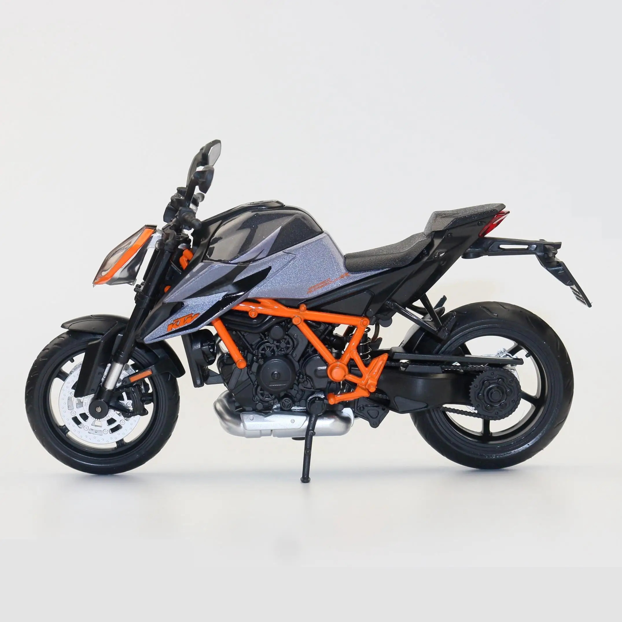 1/12 KTM 1290 Super Duke R 2022 Toy Motorcycle CCA Diecast Model 1:12 Sport Racing Miniature Collection Gift For Kid Children 1/12 KTM 1290 Super Duke R 2022 Toy Motorcycle CCA Diecast Model 1:12 Sport Racing Miniature Collection Gift For Kid Children