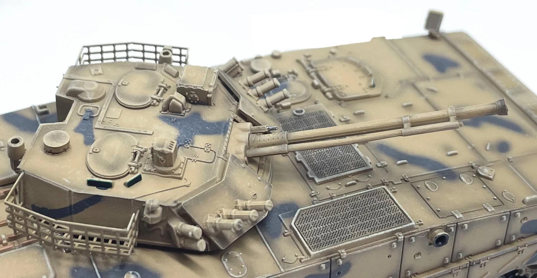 Fine finished products  1: 72 Chinese 04A infantry combat vehicle armored vehicle model  Camo Sand  Collection model