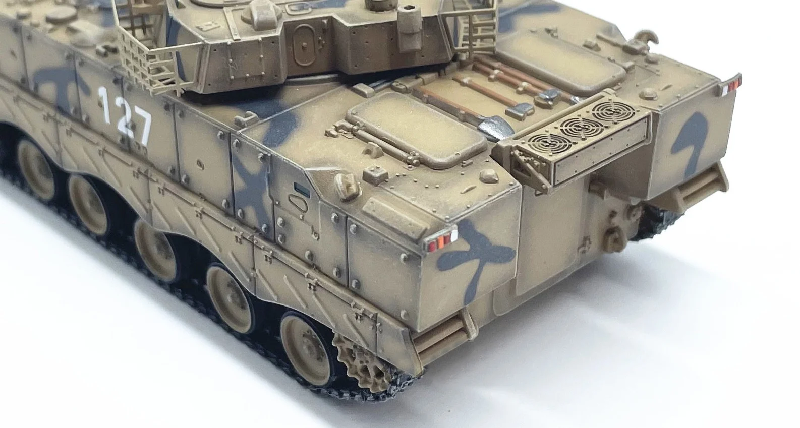 Fine finished products  1: 72 Chinese 04A infantry combat vehicle armored vehicle model  Camo Sand  Collection model