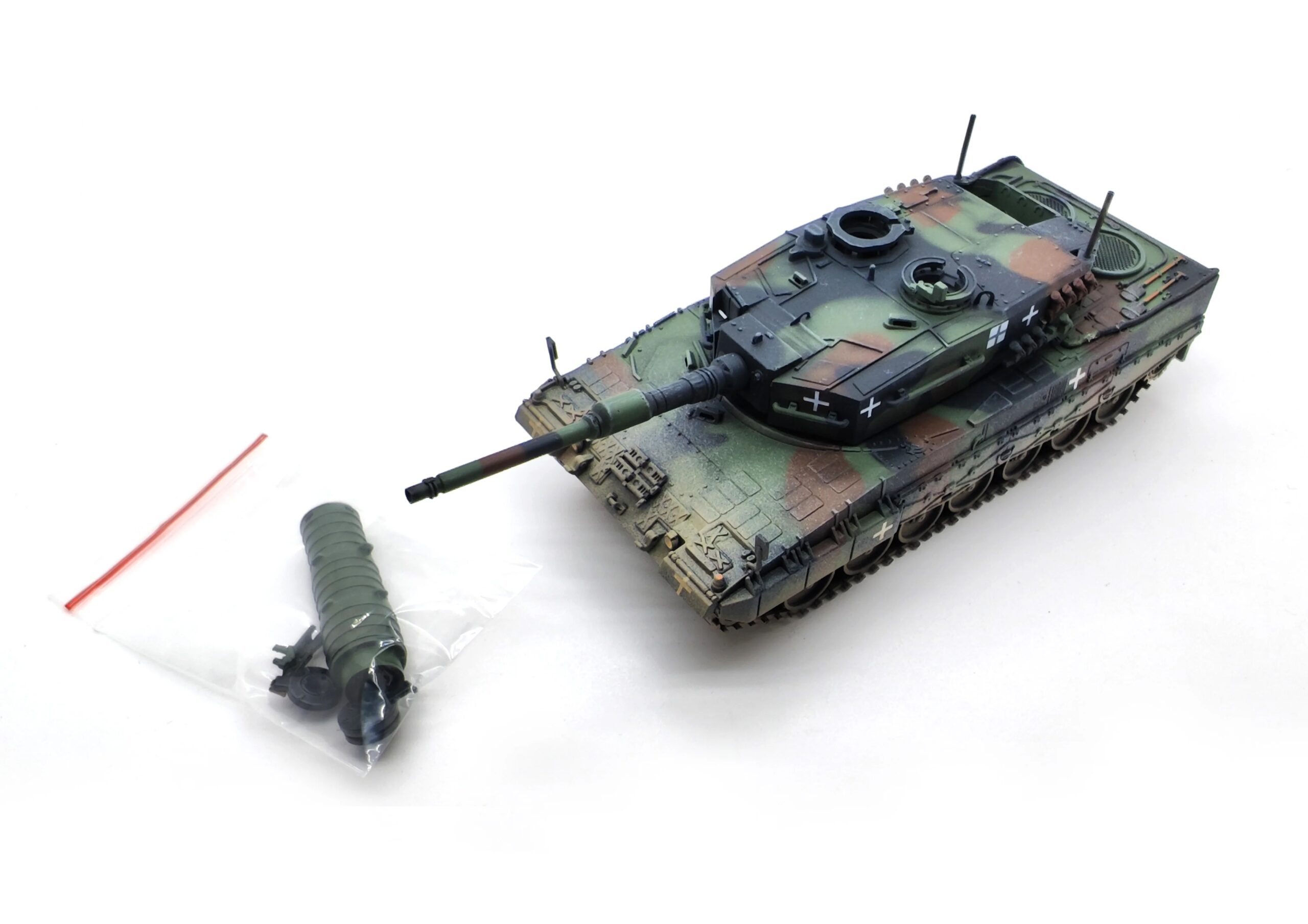 1: 72 12226PC Leopard 2A4 Tank Model NATO Camo (Ukraine)  Finished product collection model