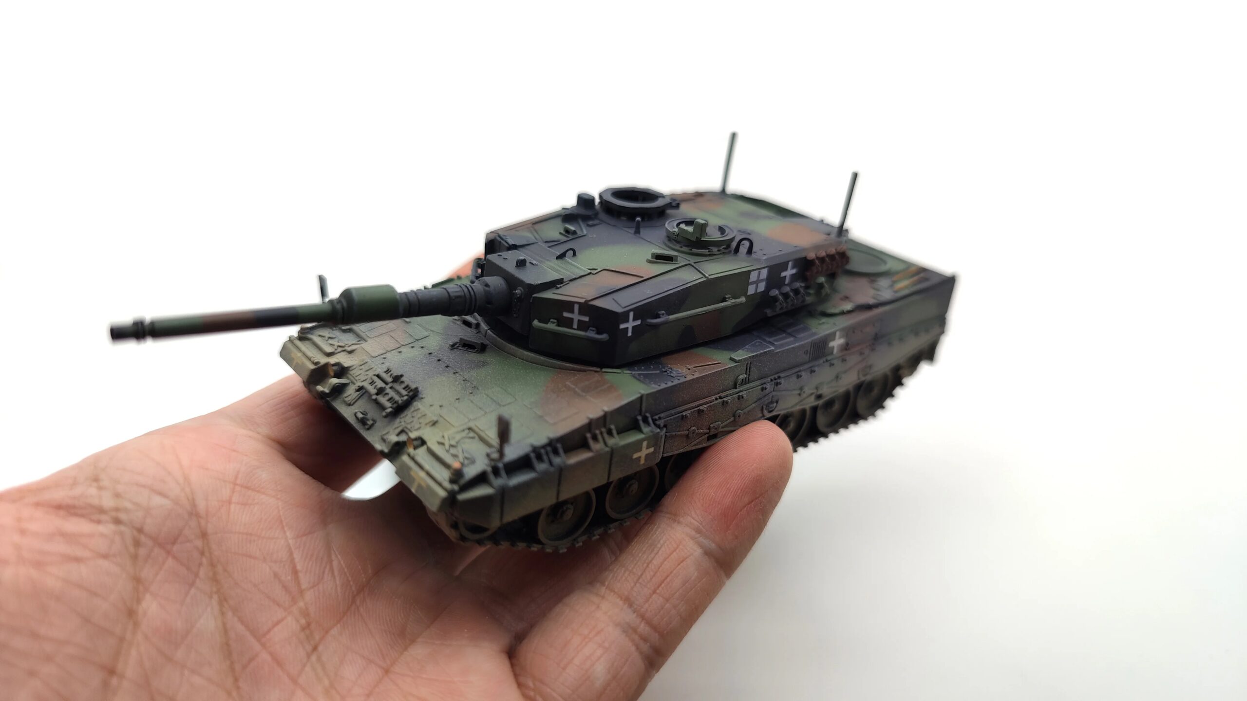 1: 72 12226PC Leopard 2A4 Tank Model NATO Camo (Ukraine)  Finished product collection model