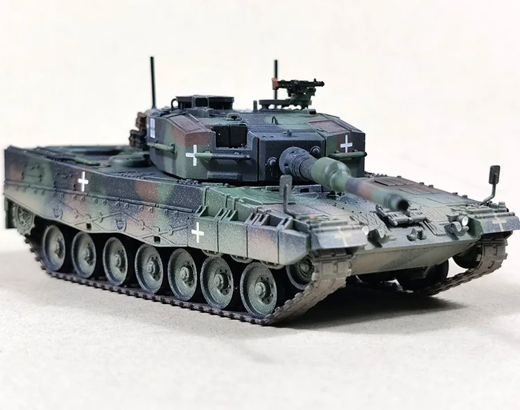 1: 72 12226PC Leopard 2A4 Tank Model NATO Camo (Ukraine)  Finished product collection model