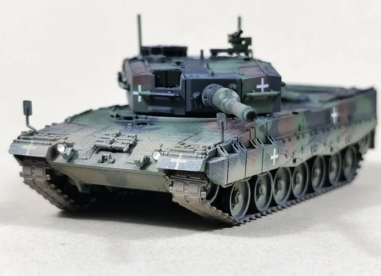 1: 72 12226PC Leopard 2A4 Tank Model NATO Camo (Ukraine)  Finished product collection model