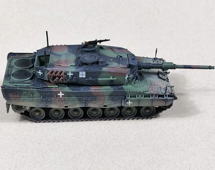 1: 72 12226PC Leopard 2A4 Tank Model NATO Camo (Ukraine)  Finished product collection model