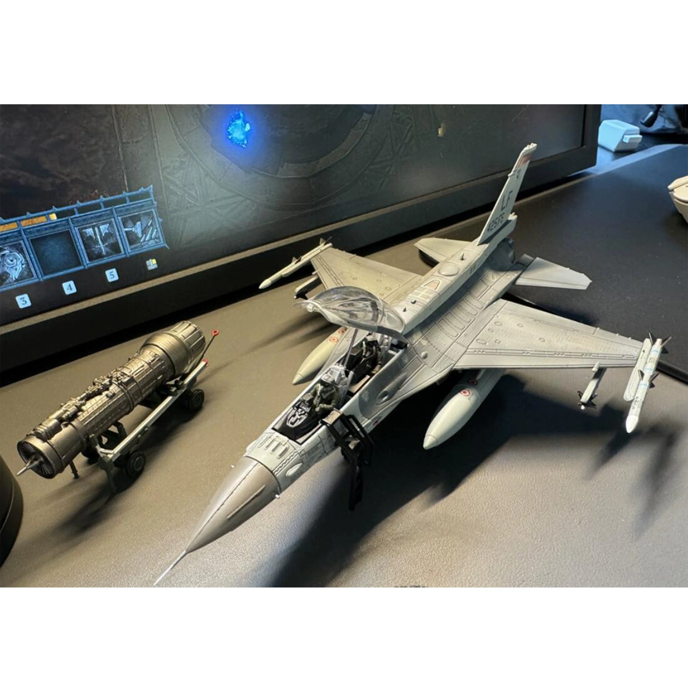 1/72 CA721606 Singapore F16 F-16D Fighter Model 425th Squadron Luke AFB 96-5035 Collect models 1/72 CA721606 Singapore F16 F-16D Fighter Model 425th Squadron Luke AFB 96-5035 Collect models