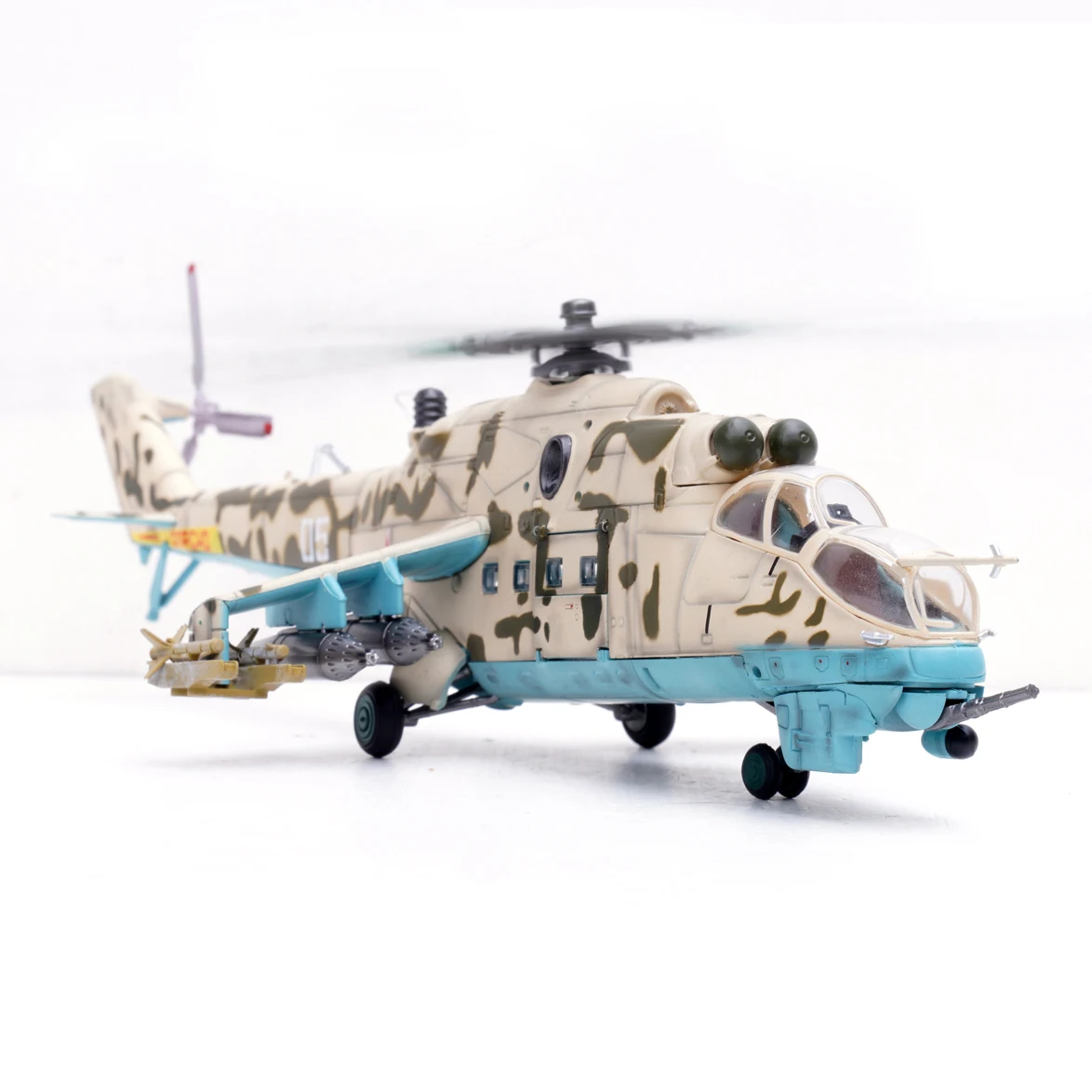 1/72 14005PB Soviet MI-24V Armed Helicopter Model 280 Helicopter Regiment Kandahar 1986 Finished product collection model 1/72 14005PB Soviet MI-24V Armed Helicopter Model 280 Helicopter Regiment Kandahar 1986 Finished product collection model