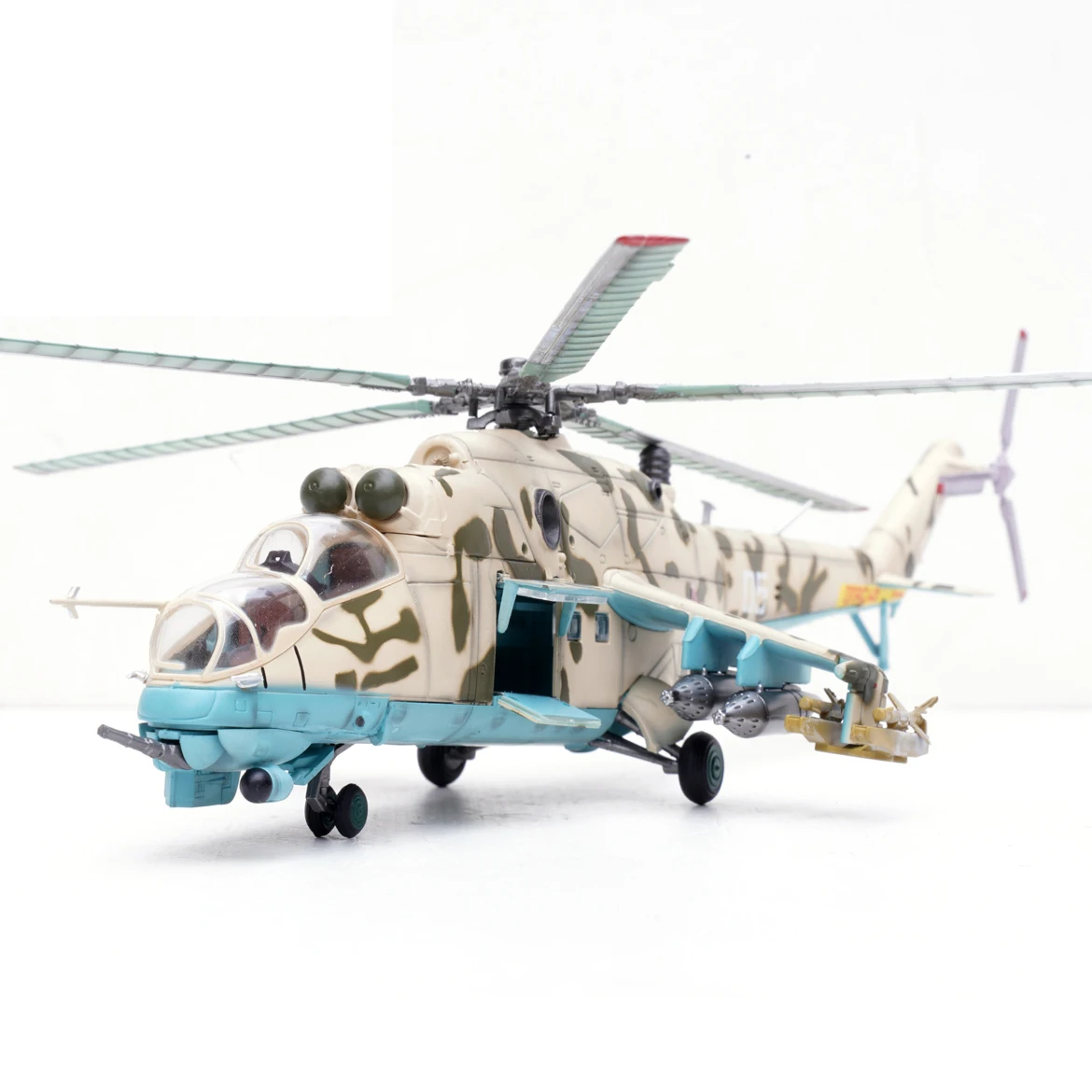 1/72 14005PB Soviet MI-24V Armed Helicopter Model 280 Helicopter Regiment Kandahar 1986 Finished product collection model 1/72 14005PB Soviet MI-24V Armed Helicopter Model 280 Helicopter Regiment Kandahar 1986 Finished product collection model
