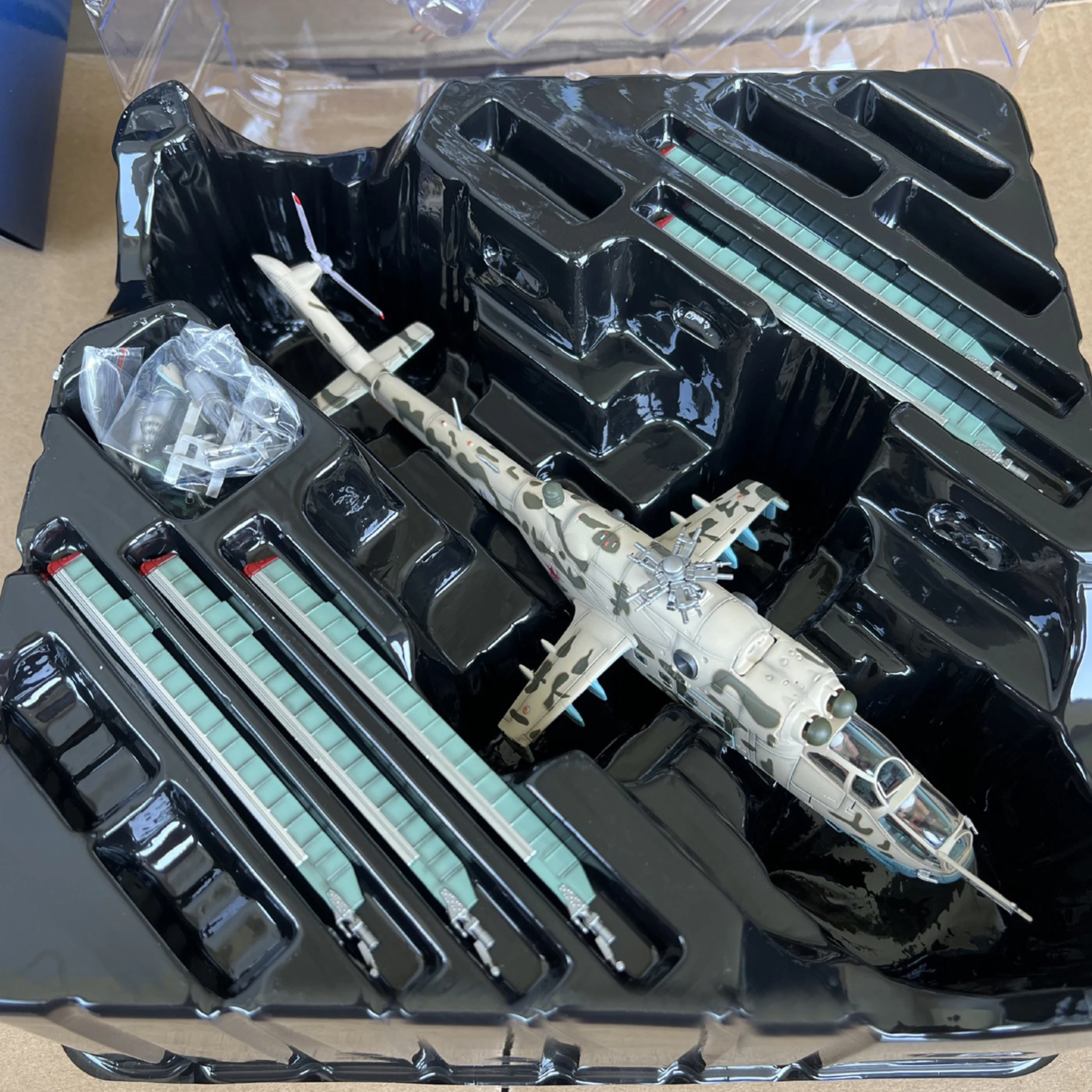 1/72 14005PB Soviet MI-24V Armed Helicopter Model 280 Helicopter Regiment Kandahar 1986 Finished product collection model 1/72 14005PB Soviet MI-24V Armed Helicopter Model 280 Helicopter Regiment Kandahar 1986 Finished product collection model