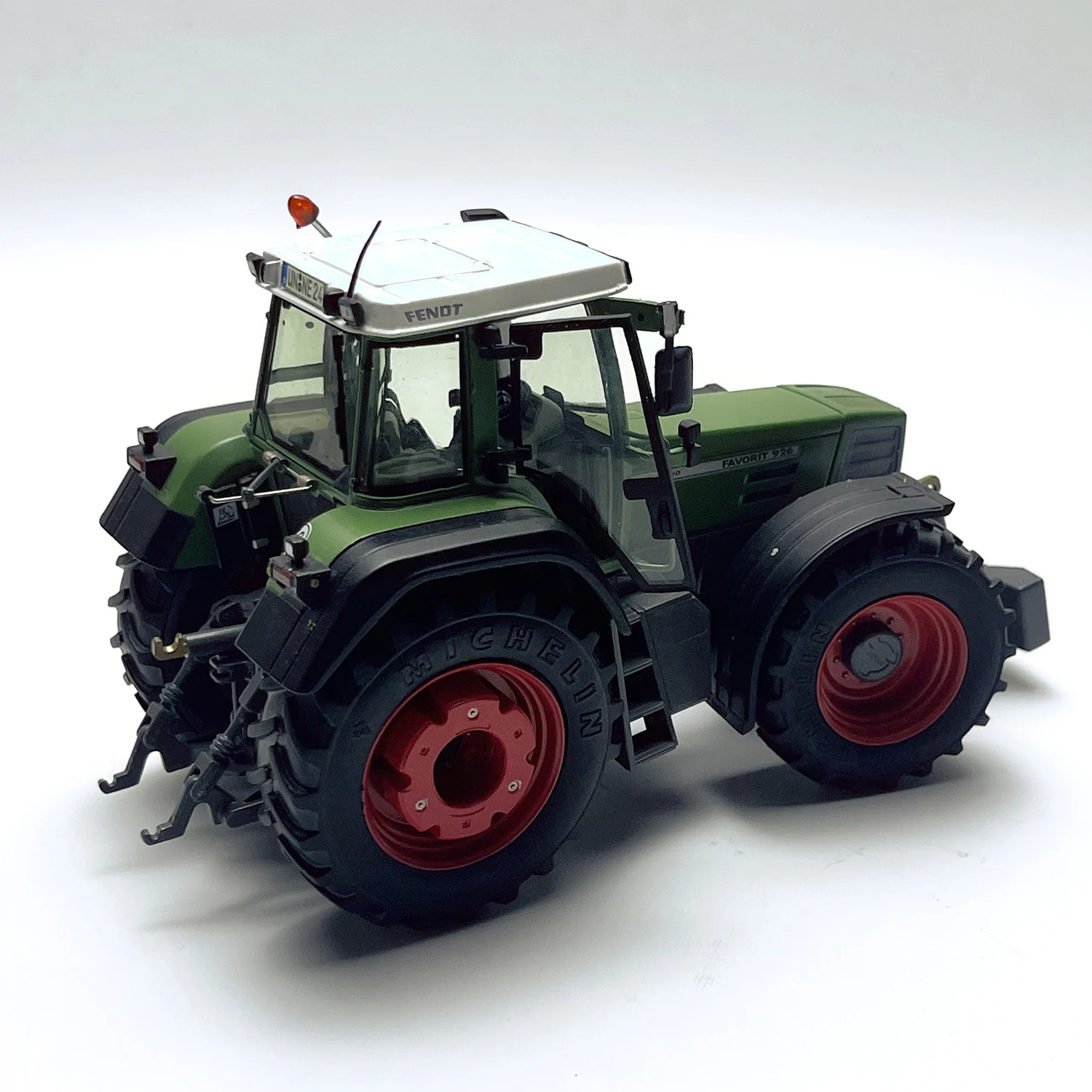 Diecast 1/32 Scale Weise Toys Fendt FAVORIT 926 Alloy Tractor Model Collection Toy Gift Display Ornament Diecast 1/32 Scale Weise Toys Fendt FAVORIT 926 Alloy Tractor Model Collection Toy Gift Display Ornament