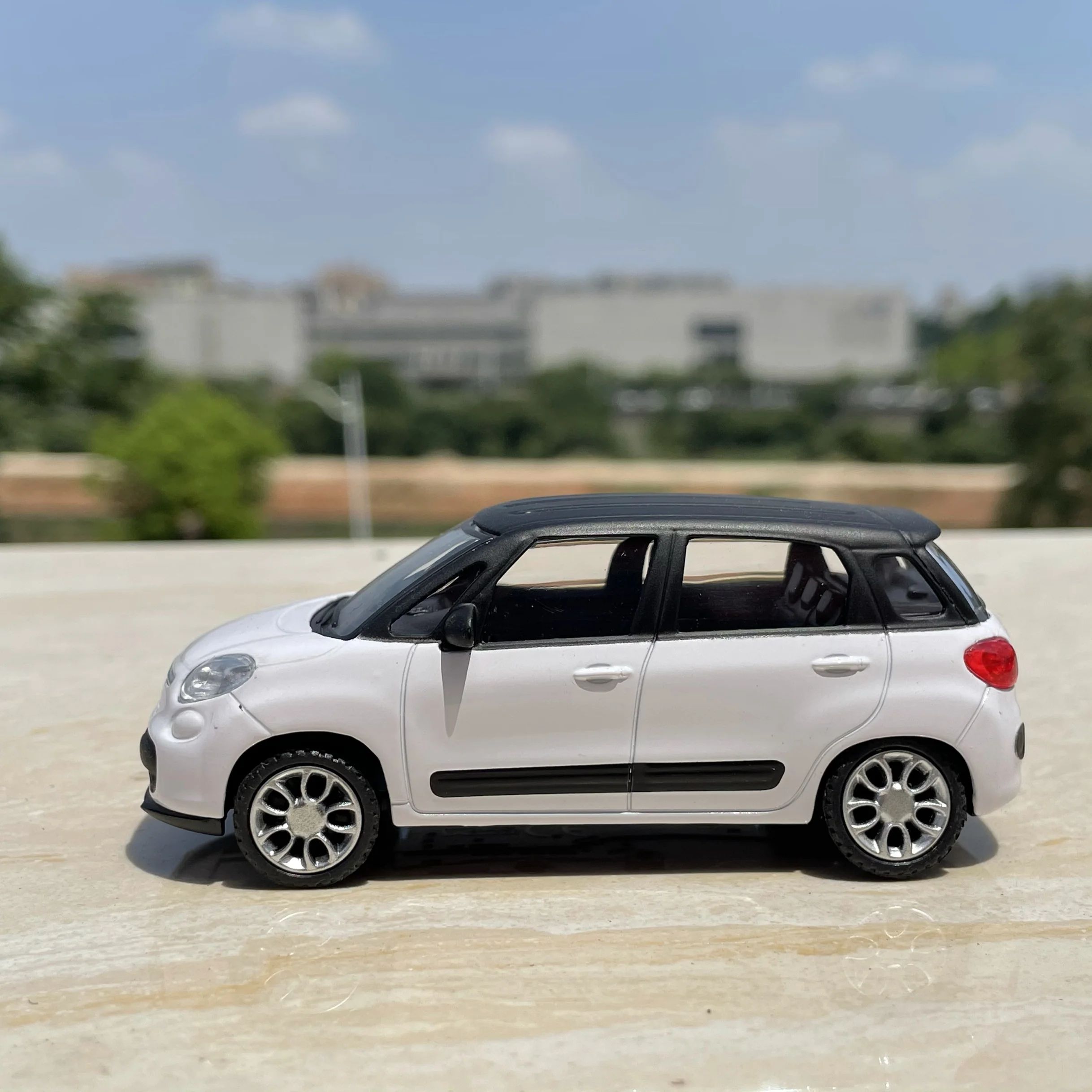 Diecast 1:43 Scale Fiat 500L Alloy Simulation Car Model Collectible Gift Souvenir Display Ornament