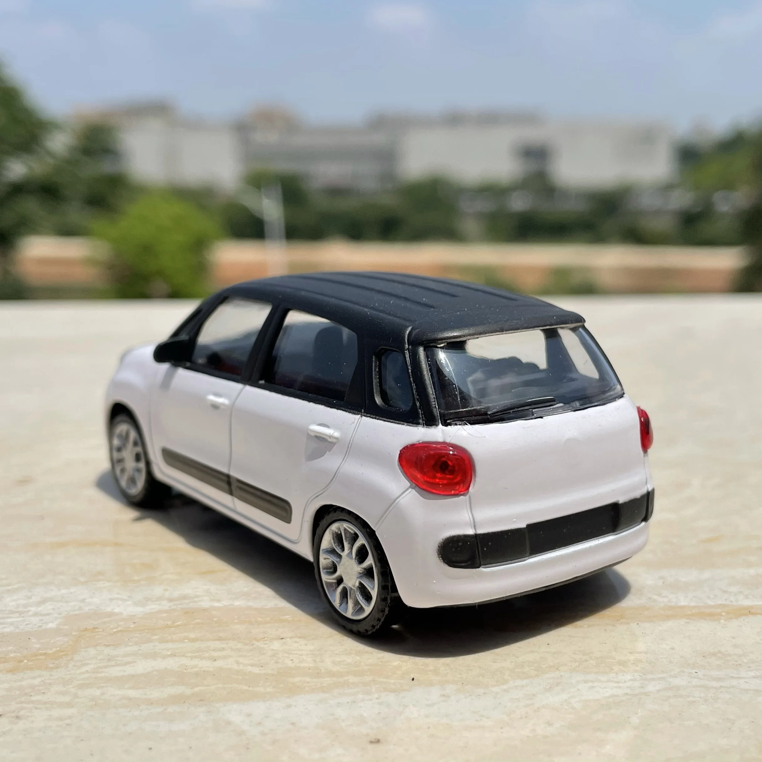 Diecast 1:43 Scale Fiat 500L Alloy Simulation Car Model Collectible Gift Souvenir Display Ornament