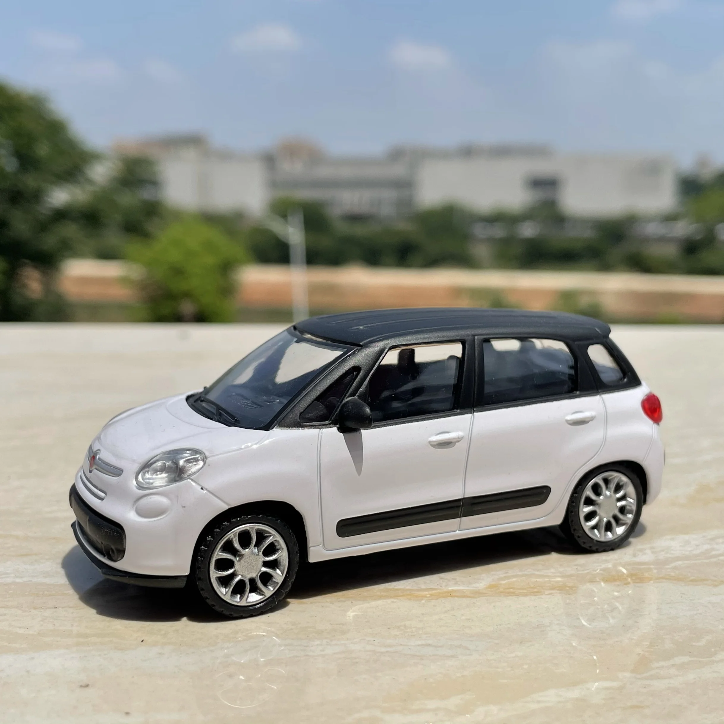 Diecast 1:43 Scale Fiat 500L Alloy Simulation Car Model Collectible Gift Souvenir Display Ornament