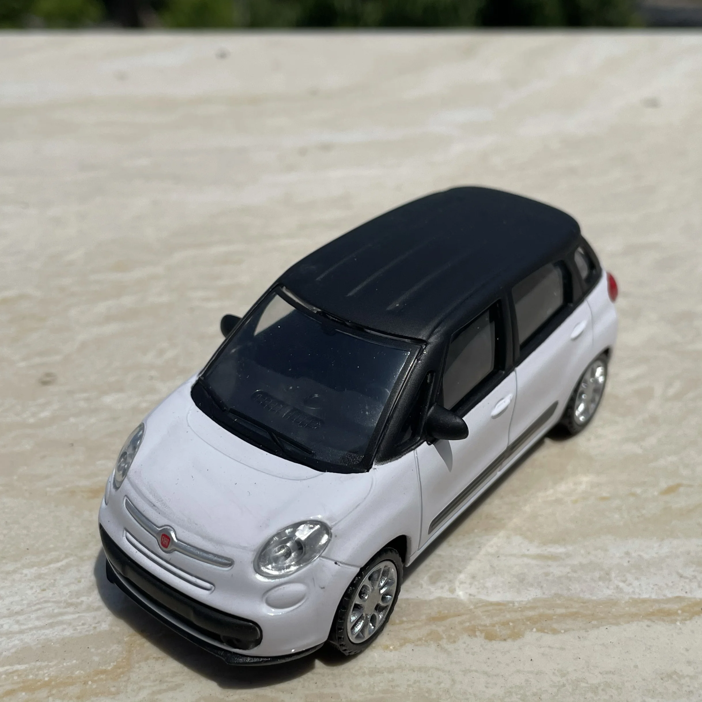 Diecast 1:43 Scale Fiat 500L Alloy Simulation Car Model Collectible Gift Souvenir Display Ornament
