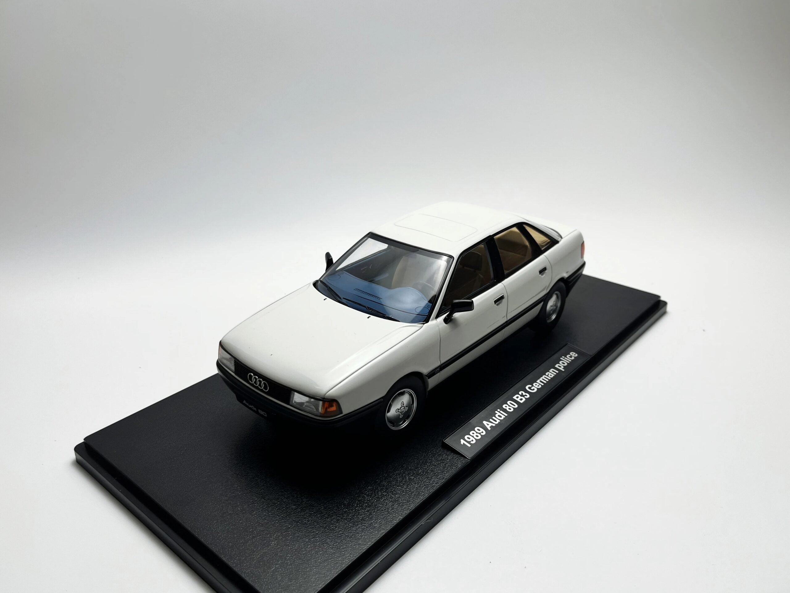 Defects Diecast 1/18 Scale KK Audi 80 B3 Alloy Car Model Collectible Toy Gift Souvenir Display