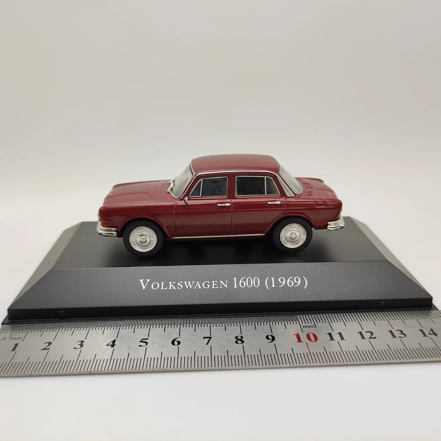 Diecast IXO 1:43 Scale VOLKSWAGEN 1600(1969) Classic Nostalgia Alloy Car Model Collectible Toy Gift Display Ornaments