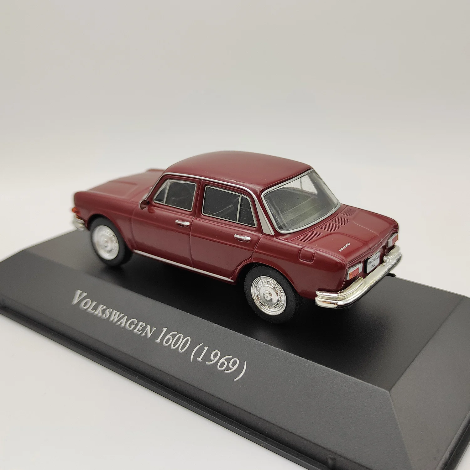 Diecast IXO 1:43 Scale VOLKSWAGEN 1600(1969) Classic Nostalgia Alloy Car Model Collectible Toy Gift Display Ornaments