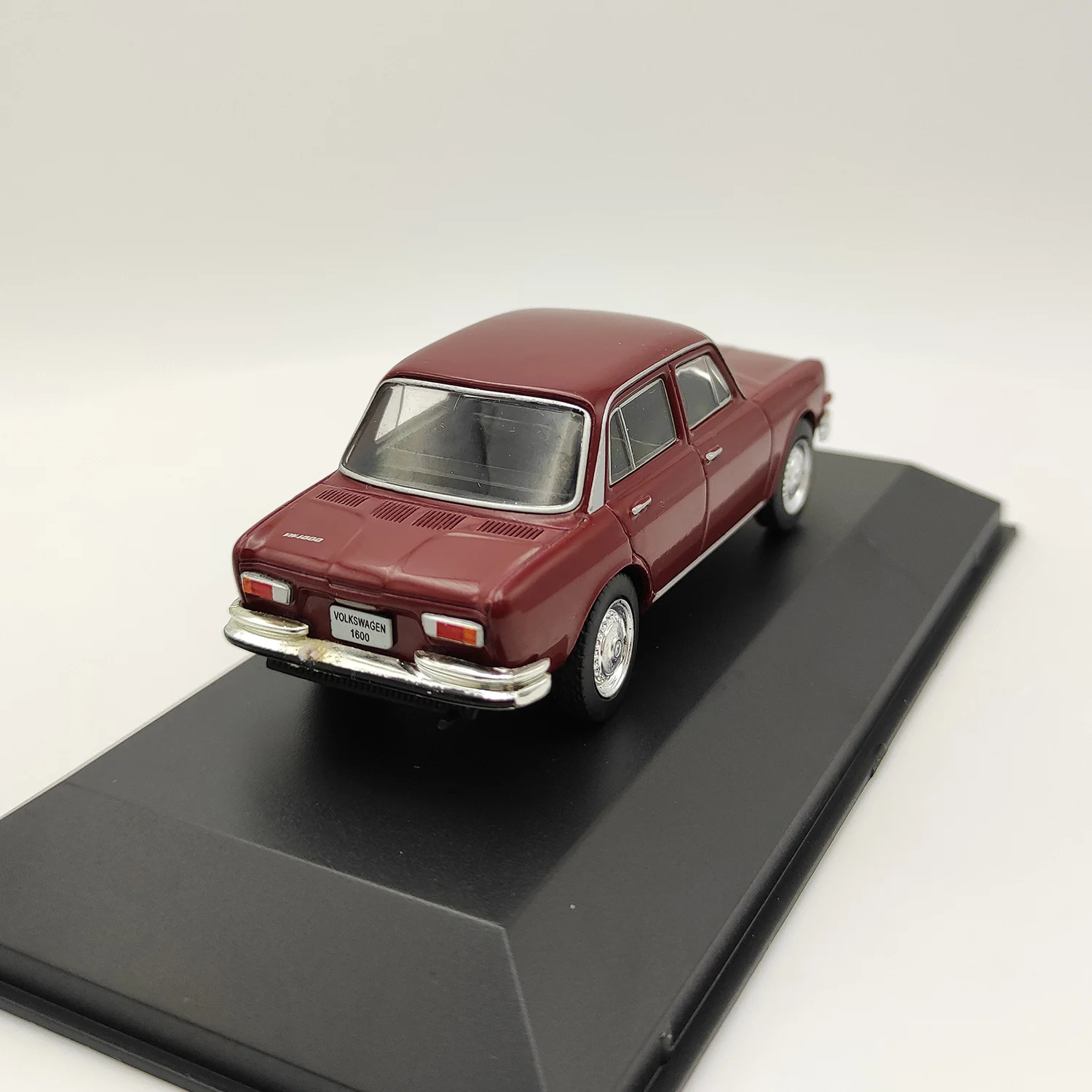 Diecast IXO 1:43 Scale VOLKSWAGEN 1600(1969) Classic Nostalgia Alloy Car Model Collectible Toy Gift Display Ornaments