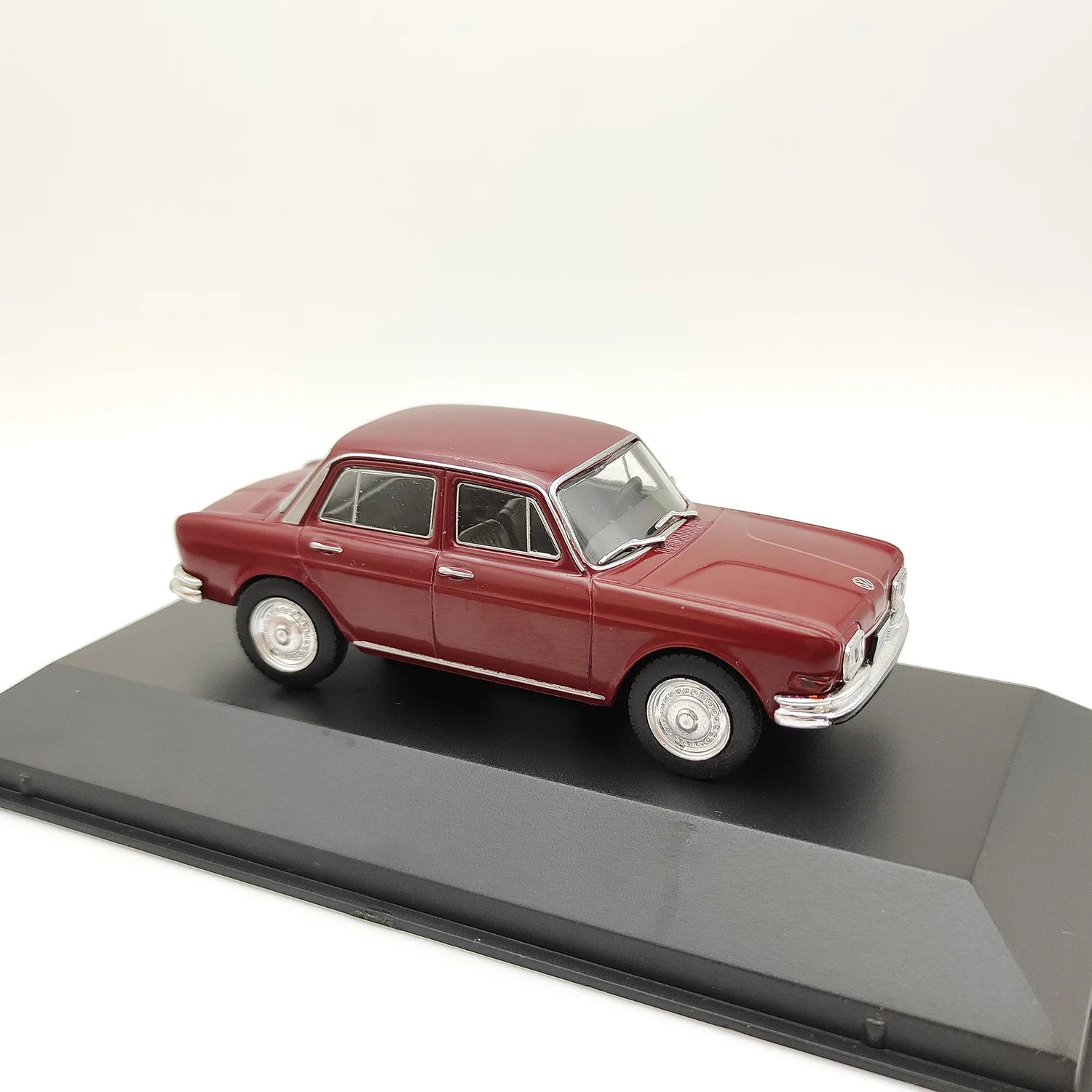 Diecast IXO 1:43 Scale VOLKSWAGEN 1600(1969) Classic Nostalgia Alloy Car Model Collectible Toy Gift Display Ornaments