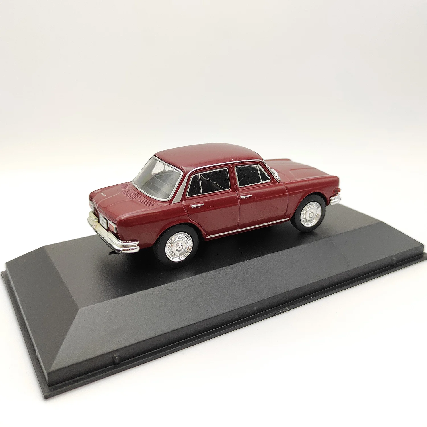 Diecast IXO 1:43 Scale VOLKSWAGEN 1600(1969) Classic Nostalgia Alloy Car Model Collectible Toy Gift Display Ornaments